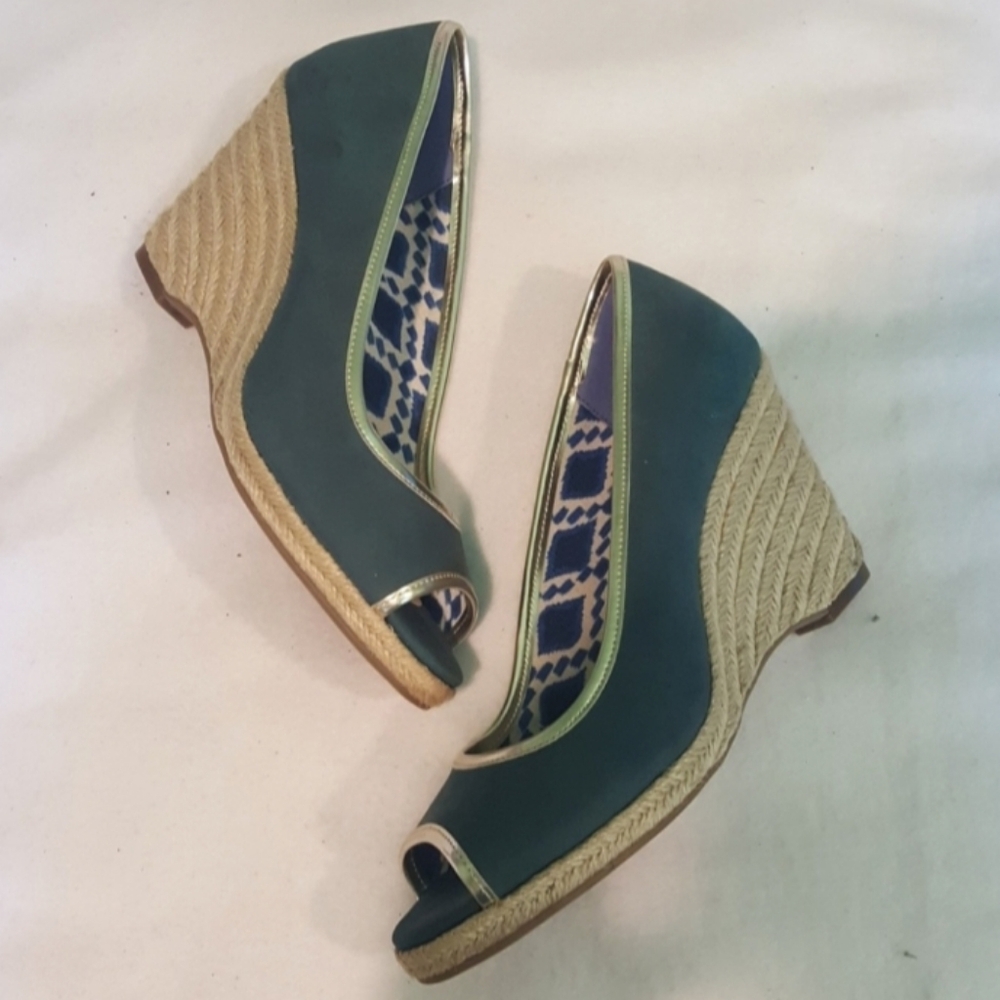 NWOT Jones New York Blue and Gold Espadrille Wedges Peeptoe Sz 7.5